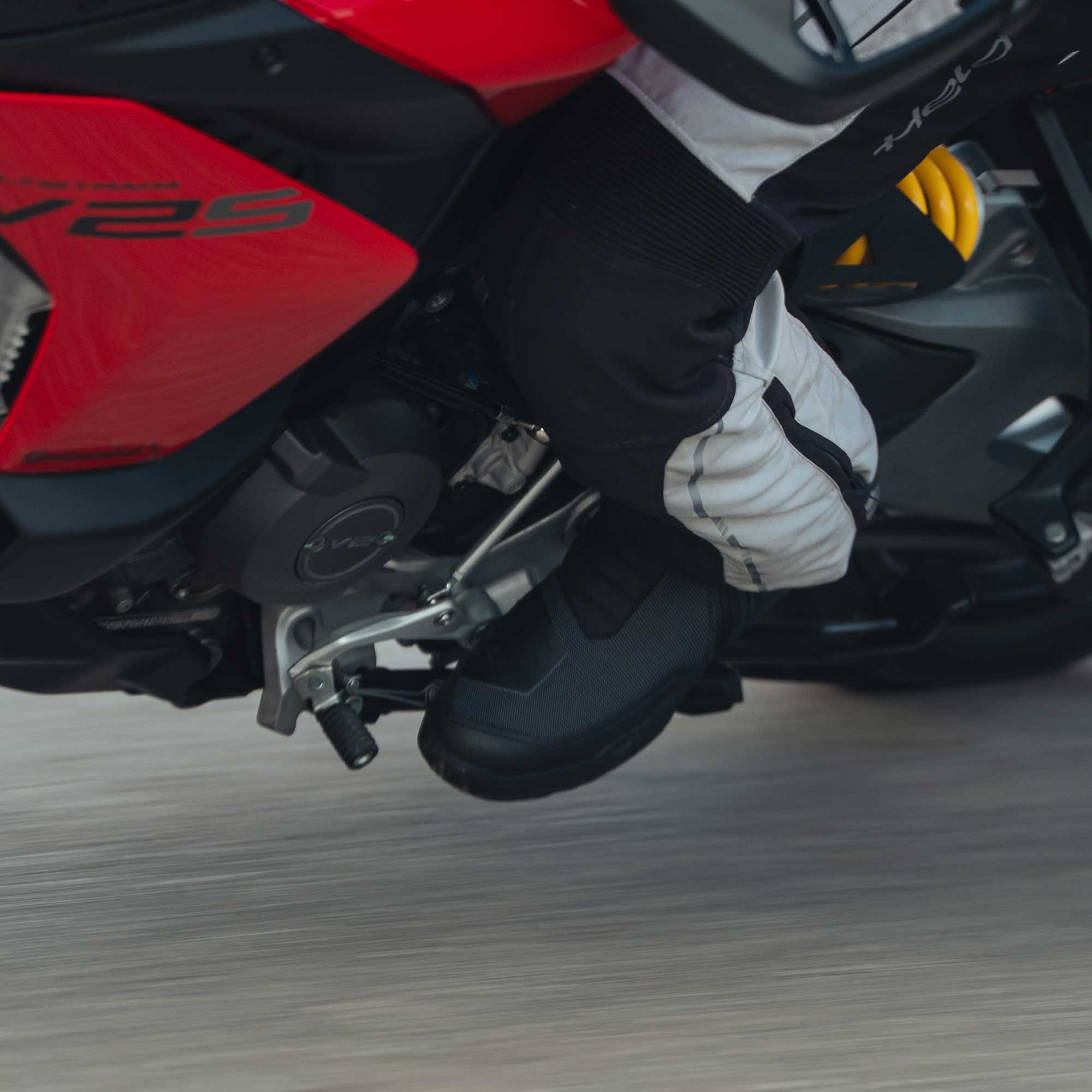 Biker riding a motorbike wearing a Aria 2 Black gore tex sidi boots